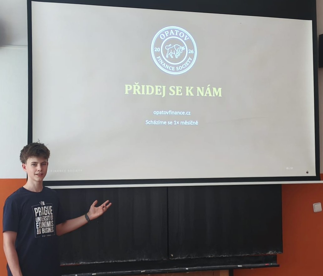 Kuba prezentuje na první schůzce Opatov Finance Society